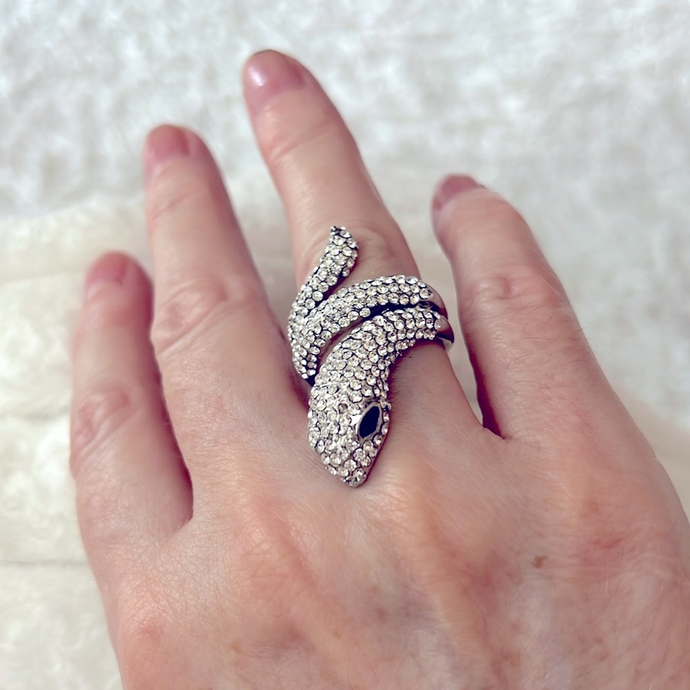 Rhinestone and black eyed snake ring Size7🖤